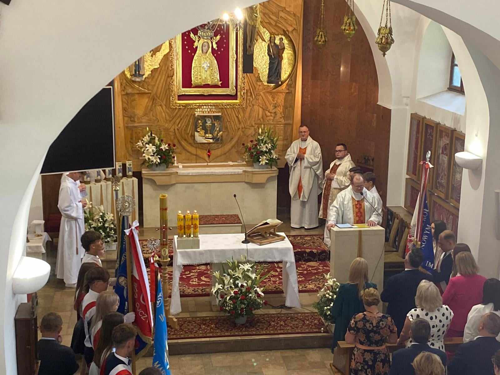 Zdjęcie Zakończenie roku 2024 - kościół (15)f90d9c90-2fe1-4731-aa45-704fde74871c.jpg w galerii Uroczystość zakończenia roku szkolnego 2023/2024
